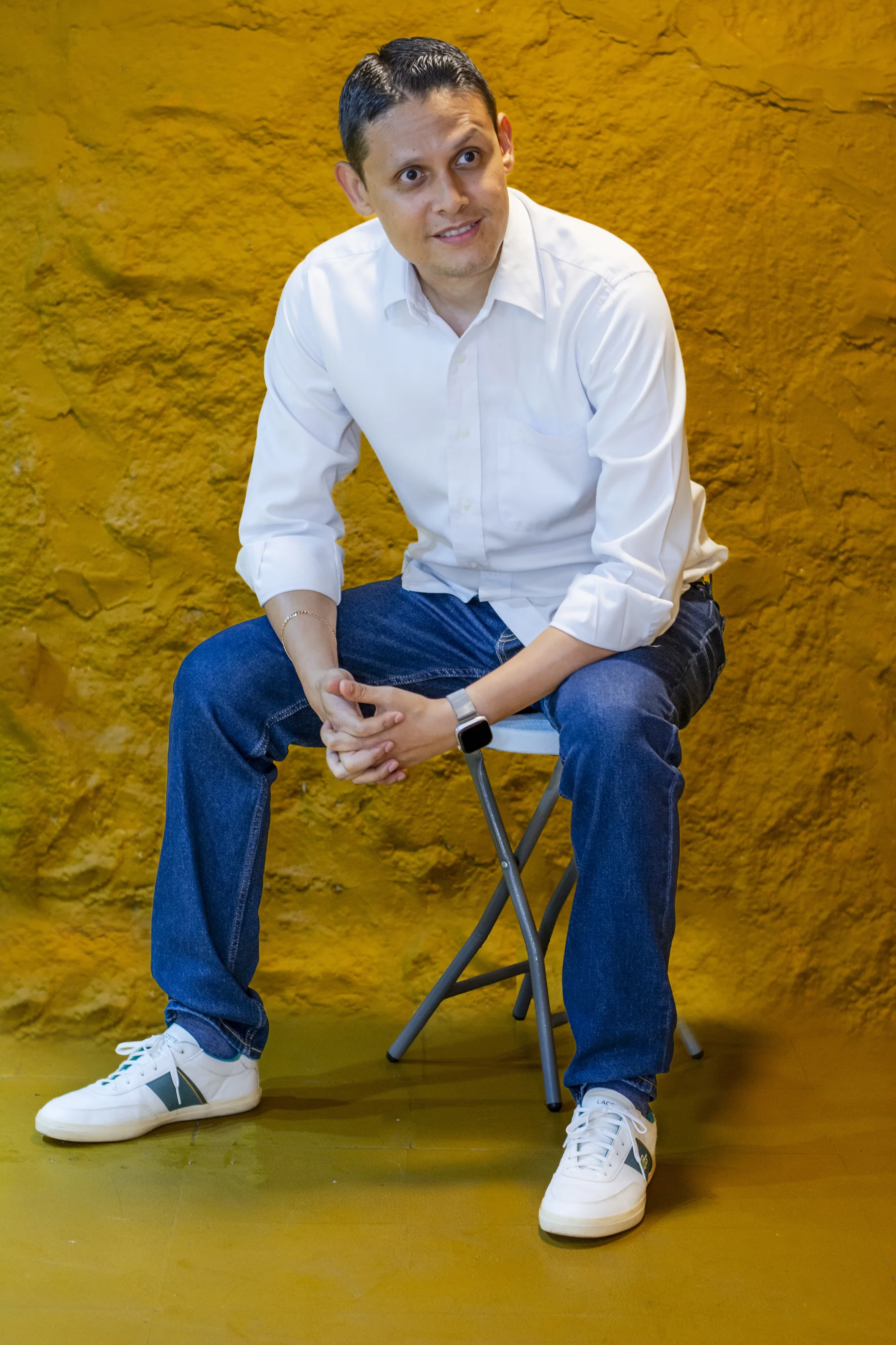 Rolando López, sentado