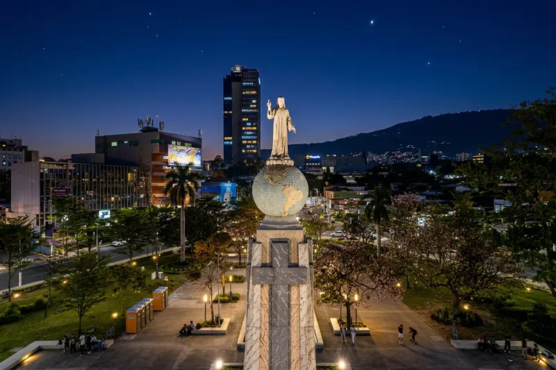 Monumento al Divino Salvador del Mundo iluminado al anochecer, en San Salvador.